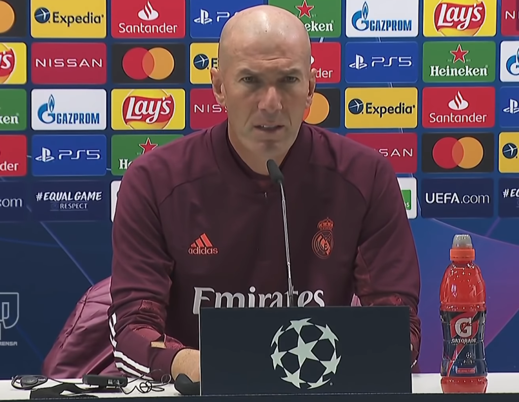 Czy Zinedine Zidane musi obawiać się o swoją posadę? Hiszpańskie media wyjaśniają.
