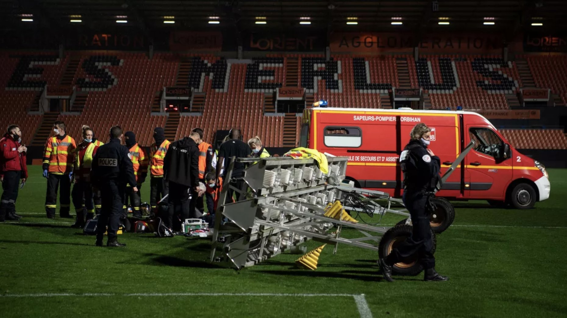 Śmiertelny wypadek na stadionie. Chwilę po meczu na boisko spadły reflektory!