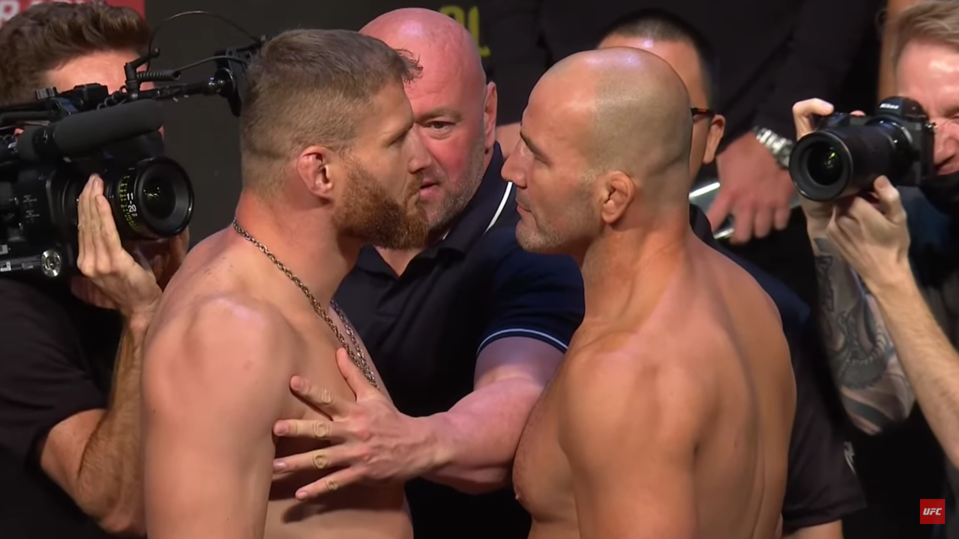 (VIDEO) Oficjalne ważenie i face-to-face przed UFC 267! Polacy gotowi na galę w Abu Zabi